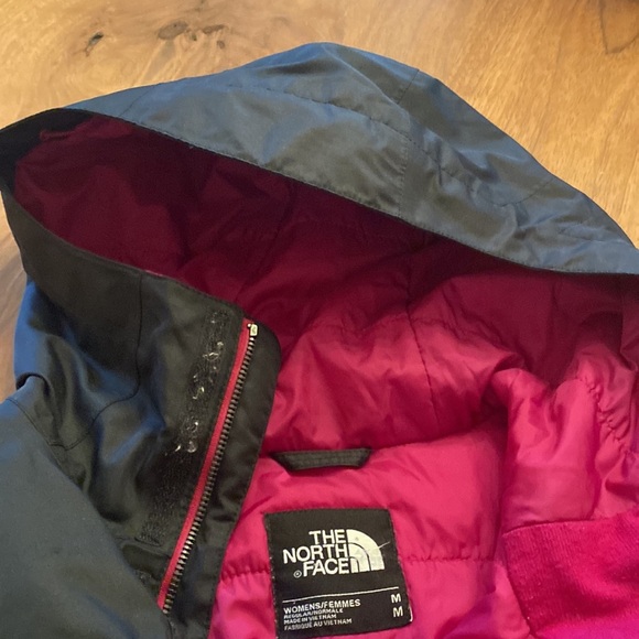 The North Face women’s size M snowboarding jacket. Excellent condition - Picture 4 of 5